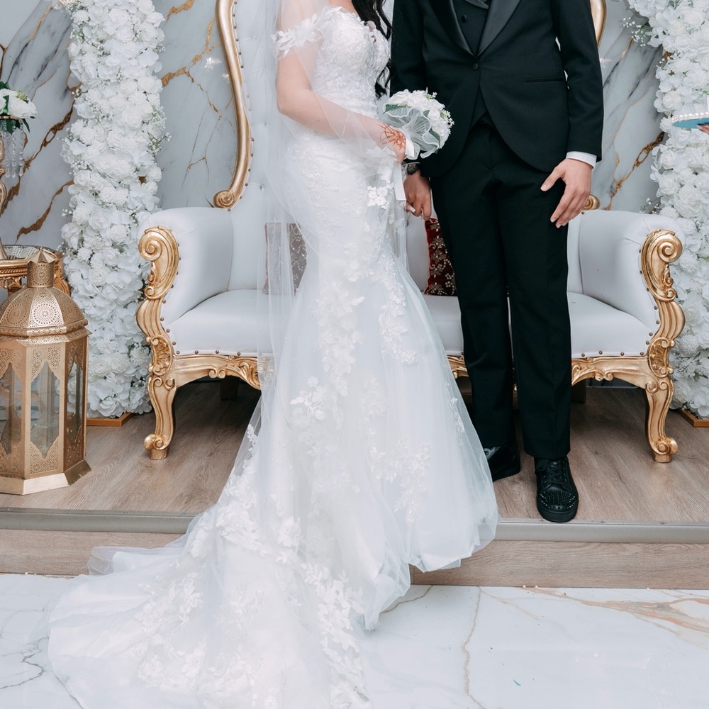 Romantic Lace Bridal Gown with Long Cathedral Veil